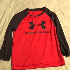 Boys size small under armour long sleeve dry fit